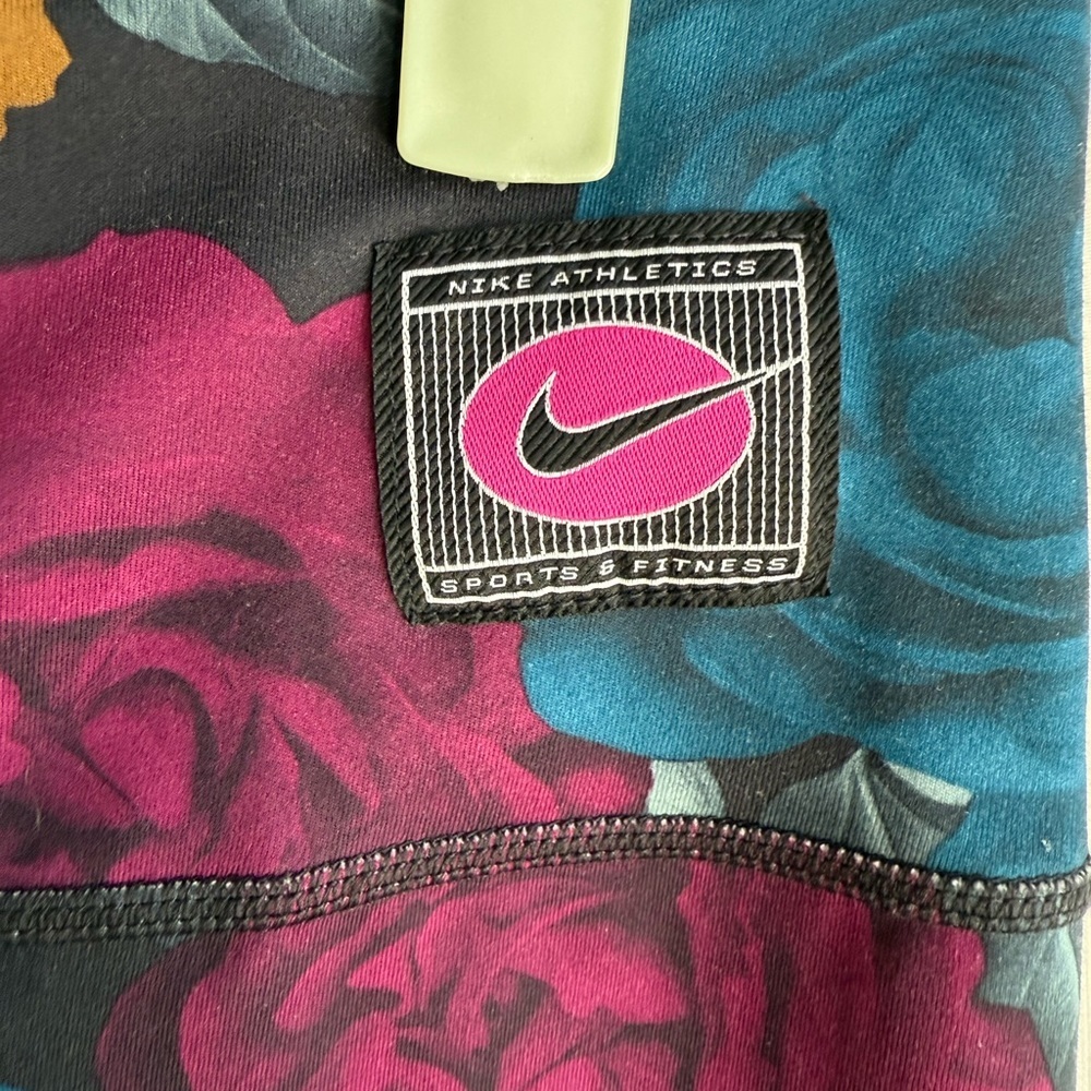 Nike Dri-Fit floral biker shorts • Women’s Medium - Picture 3 of 8